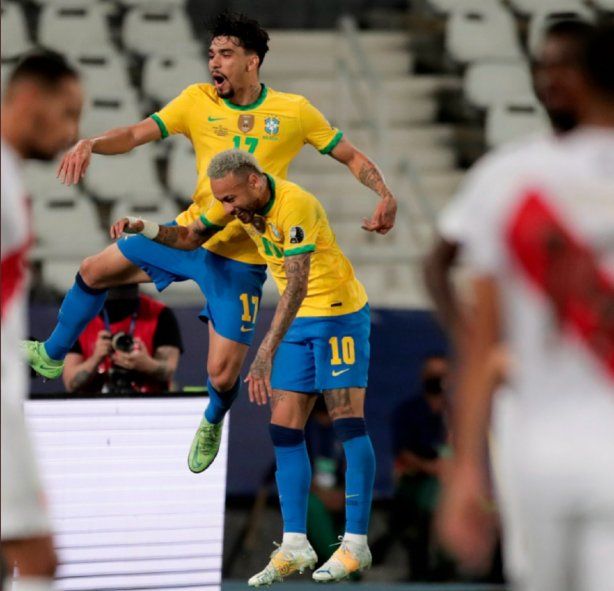 Paquetá y Neymar festejan el gol de Brasil ante Perú