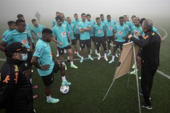 La selección de Brasil junto a su entrenador Tité
