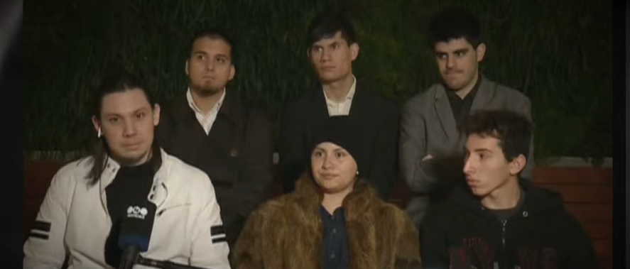 Brenda Uliarte y sus cinco compañeros en la venta de copos de nieve, durante una entrevista en Telefé.