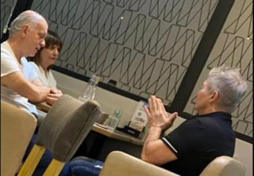 El detrás de escena de la foto entre Burlando, Grindetti y Patricia Bullrich. El detrás de escena de la foto entre Burlando, Grindetti y Patricia Bullrich.