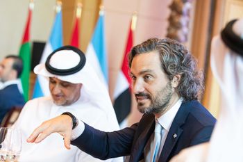 El titular de Cancillería, Santiago Cafiero, junto a los emiratíes