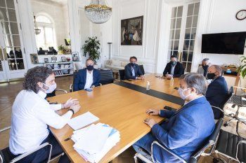 Santiago Cafiero junto a intendentes. Agenda: vacunas y obra pública.