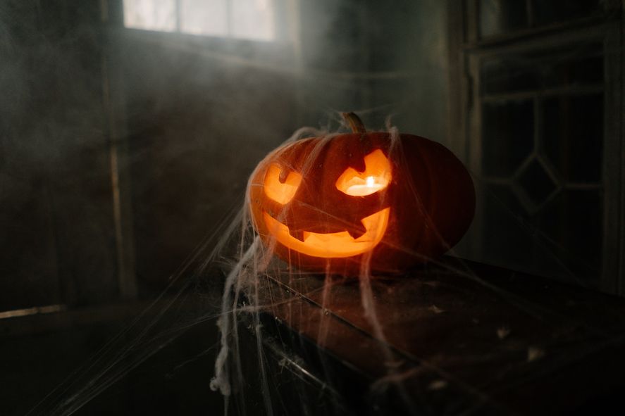 Halloween, también conocida como la “noche de las brujas”, es una celebración anglosajona que muchas personas esperan con ansias, aunque no todas saben de su origen.