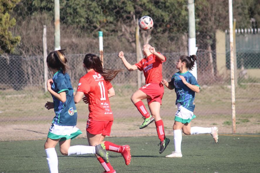 El fútbol femenino de Cambaceres sigue creciendo: esta vez el equipo de Juan Goicoechea superó a Country Canning. (Foto: Revista Tribuna Roja)
