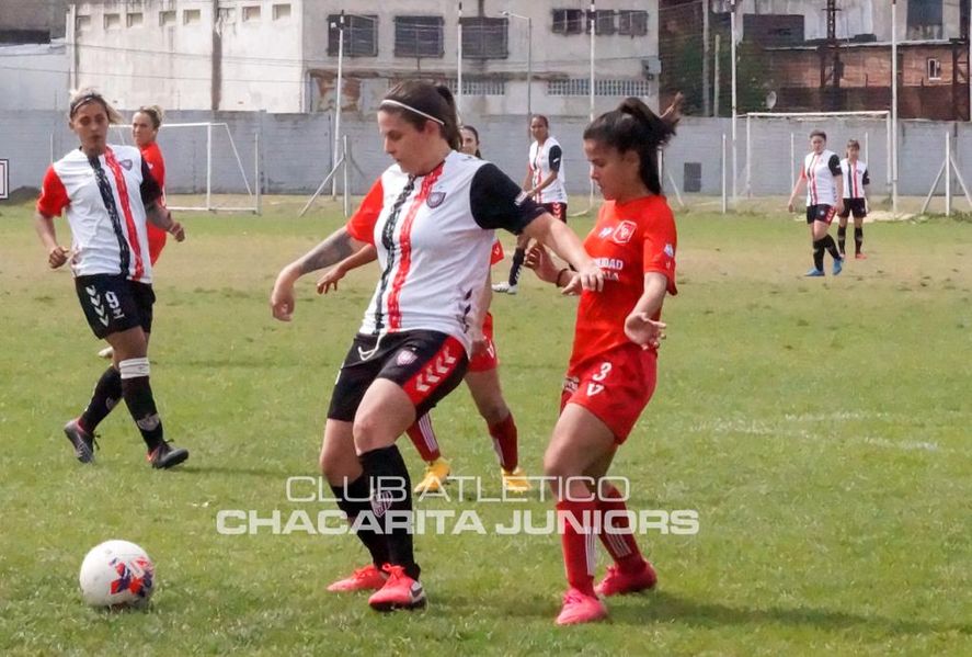 El fútbol femenino de Cambaceres festejó en San Martín (Foto: prensa Chacarita).