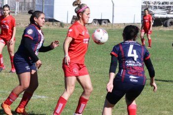 Liliana Flores en acción en el empate de Cambaceres (Foto: Marcelo Guillorme).