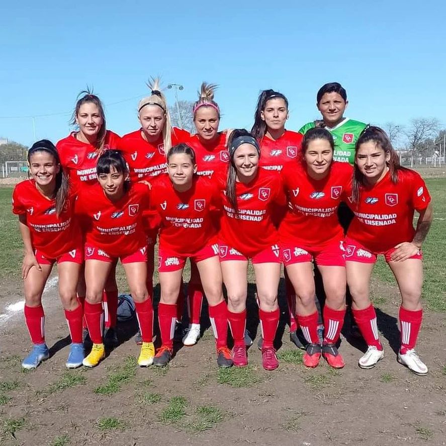 Las once del fútbol femenino de Cambaceres en su visita a Mercedes (Foto: Marcelo Guillorme).