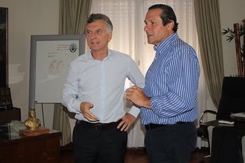 El ex presidente Mauricio Macri en Dolores junto al intendente, Camilo  Etchevarren