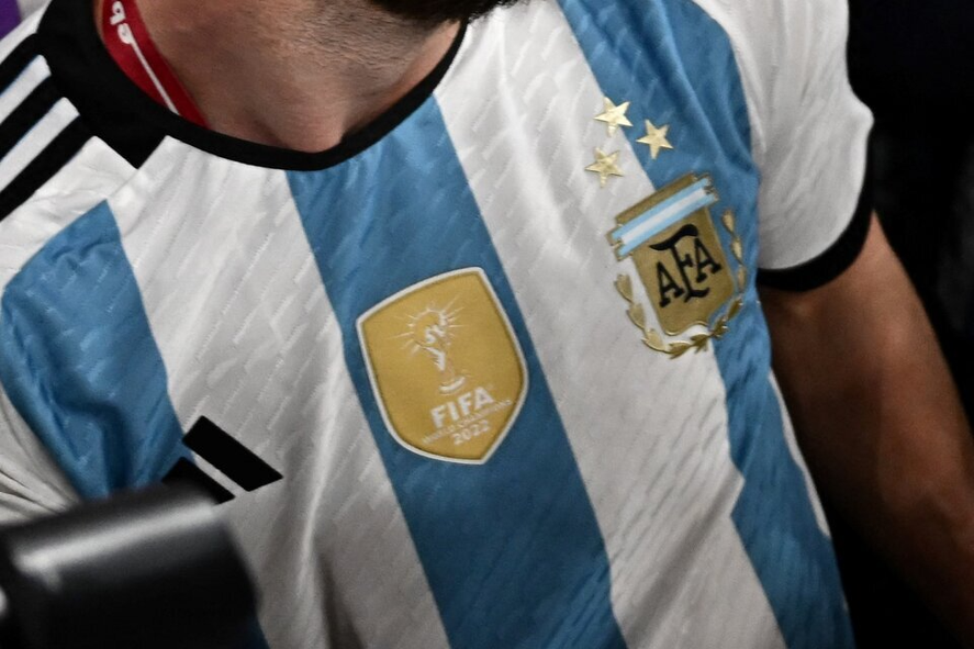 La camiseta de la Selección Argentina masculina, con las tres estrellas.
