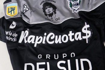 gimnasia: camiseta homenaje con diego maradona en el pecho