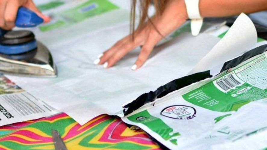Ante la llegada del invierno y las bajas temperaturas, se está desarrollando una campaña solidaria para reutilizar sachets de leche y convertirlos en mantas.