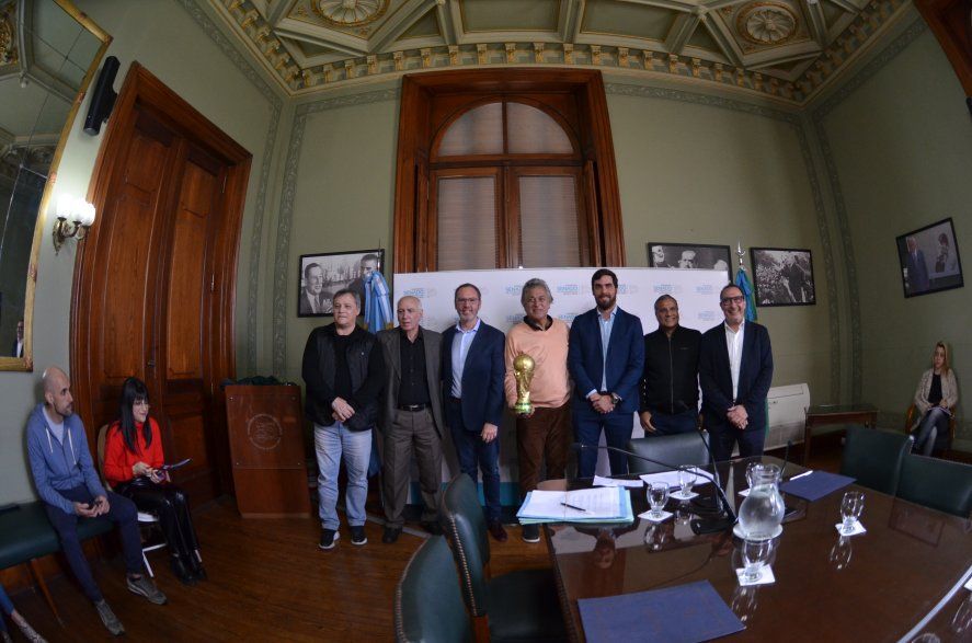 La Comisión de Deportes del Senado Bonaerense recibió a un grupo de campeones del mundo para hacerles un homenaje.