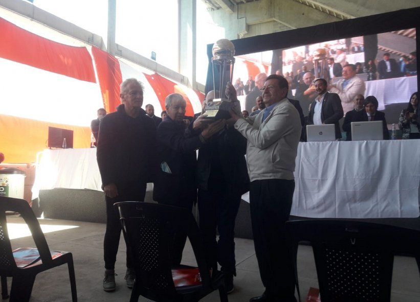 Los campeones del Mundo levantando la Copa en UNO