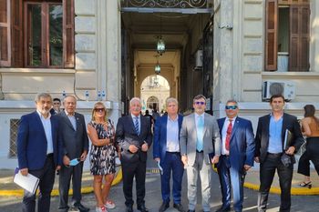 Representantes de productores PyMEs y autoridades de cámaras empresarias asistieron a la Legislatura durante el discurso de Axel Kicillof