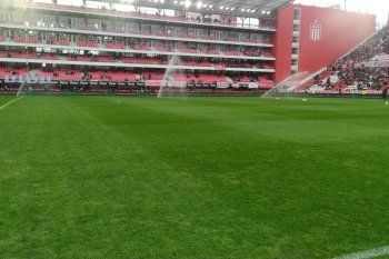 El campo de juego del estadio UNO en la previa del clásico platense entre Estudiantes y Gimnasia