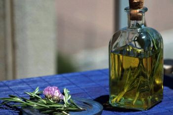 En el Día de la Pachamama muchos argentinos acostumbran tomar caña con ruda siguiendo una tradición ancestral