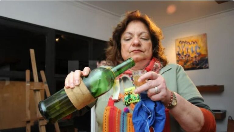 “La Caña con Ruda se puede tomar todo agosto”, explicó Georgina García Kieffer, productora artesanal