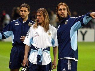 Pochettino y Batistuta rodean a Caniggia en la previa de lo que sería el último partido del Pájaro.