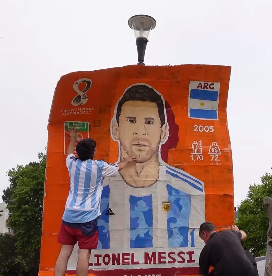 La fiebre por el Mundial Qatar 2022 continua: La figurita de Messi más grande del mundo en Plaza Belgrano, La Plata.