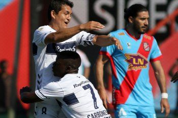 Carbonero y el Pulga: en pleno gol de Gimnasia.