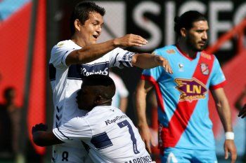 Johan Carbonero abraza al Pulga Rodriguez en su gol en Gimnasia