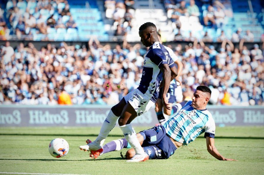 Johan Carbonero en el partido entre Racing y Gimnasia
