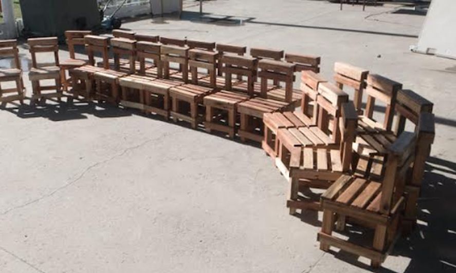 Internos de cárceles de Florencio Varela, San Martín y La Matanza elaboraron mobiliario, juegos y bibliotecas para entidades de bien público.