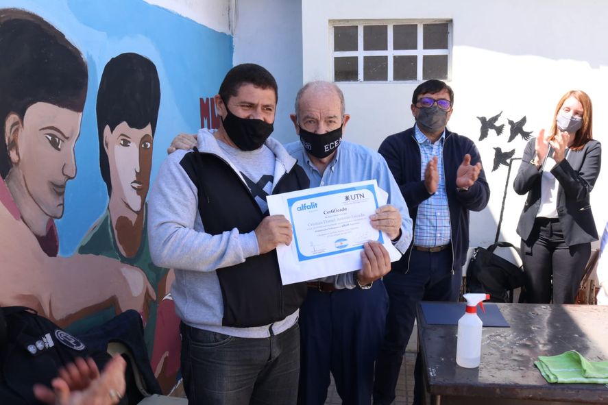 Los diplomas entregados en las cárceles están certificados por la UTN y Alfalit