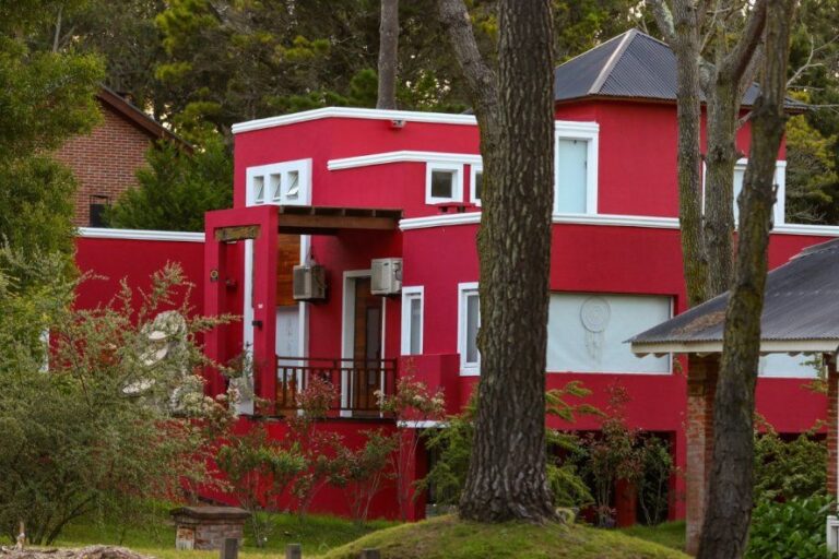 Denuncian que marplatenses usurparon una finca en Cariló y que la justicia no hace nada