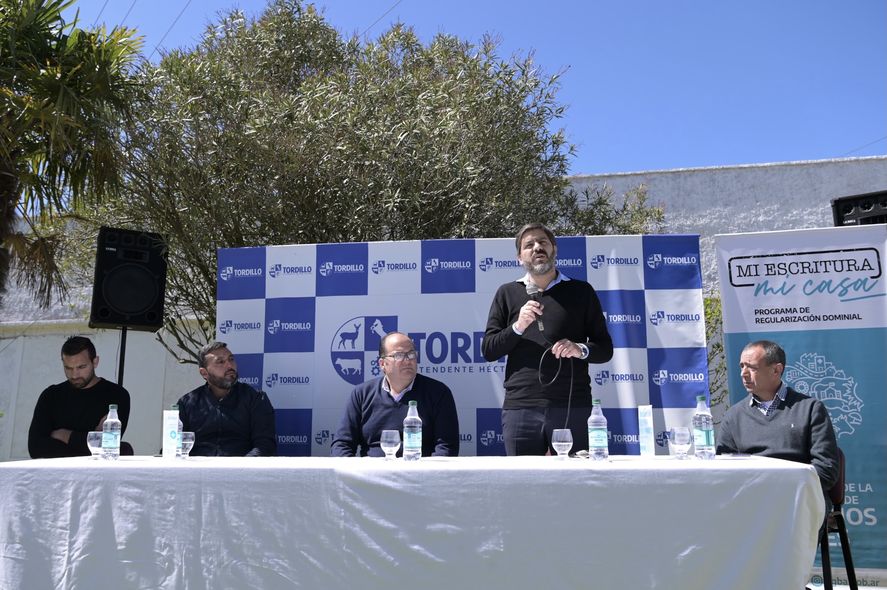 Carlos Bianco participó de un acto de entrega de escrituras en Tordillo