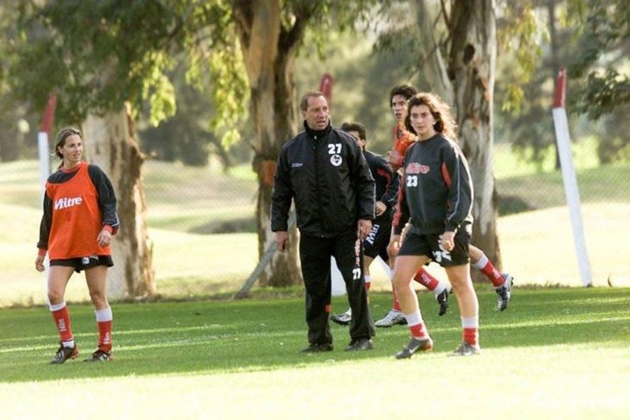 La mirada de Stagñares con Bilardo detrás: hoy es uan de las referentes de la lucha del fútbol femenino.