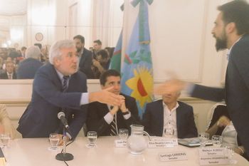 El procurador general Julio Conte Grand saluda al exsenador SAntiago Carreras