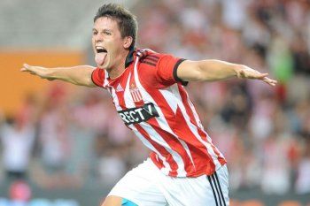 Guido Carrillo festejando uno de sus goles en Estudiantes.