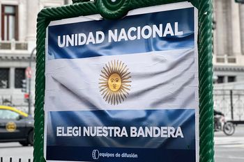 Una campaña publicitaria en respaldo a Sergio Massa tiñó el AMBA de celeste y blanco