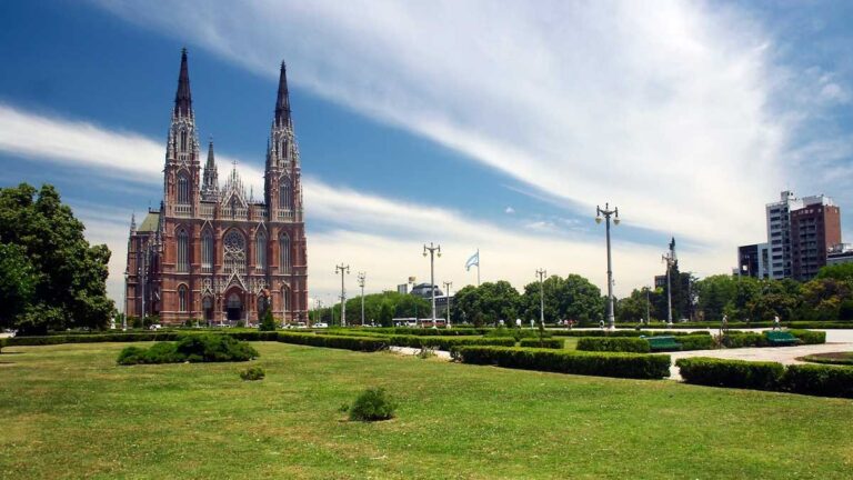 En el Día Mundial de las Catedrales, visitamos la de La Plata con Walter Di Santo, Miembro del Concejo de la Fundación Catedral