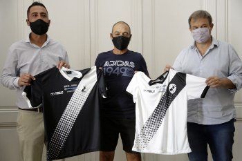 La camiseta con que Claypole logró el ascenso a la C tendrá unos sorprendentes cambios vinculados al marketing. 