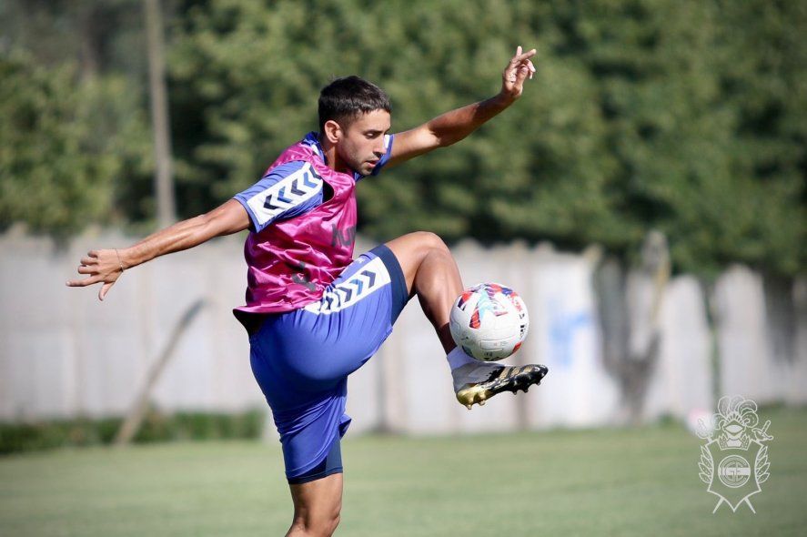 Emanuel Cecchini entrena en Gimnasia (Foto: Prensa GELP).