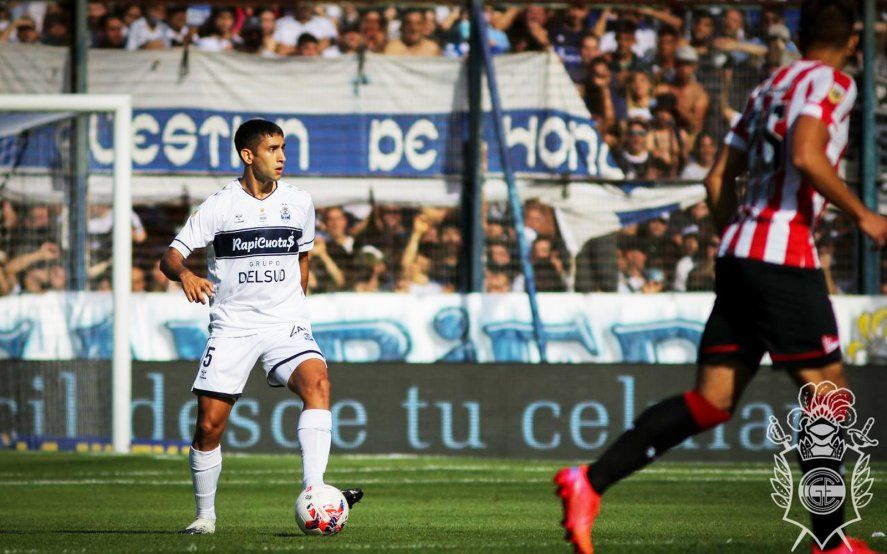 Cecchini valoró el apoyo de la gente en el Clásico Platense.