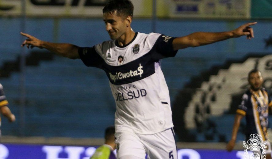 Cecchini festeja su gol ante Dock Sud.