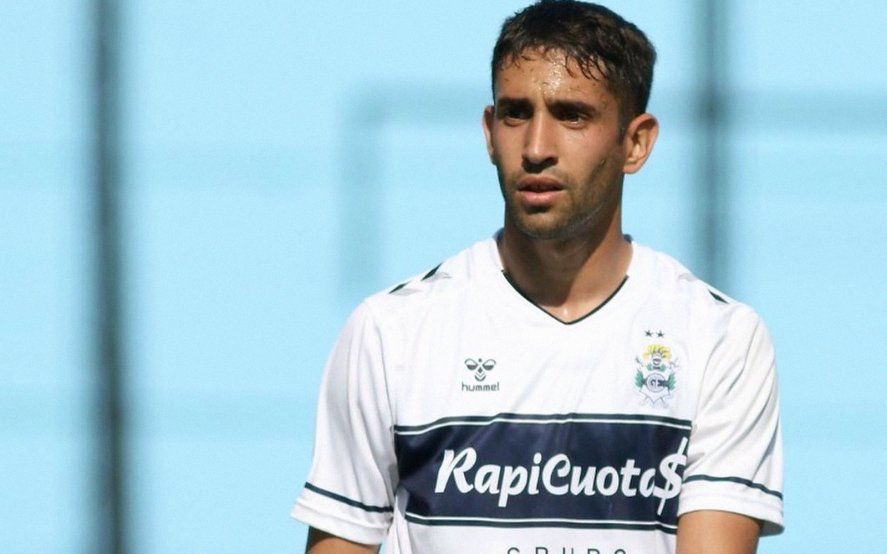 Emanuel Cecchini con la camiseta del Lobo (Foto: Prensa Gimnasia).