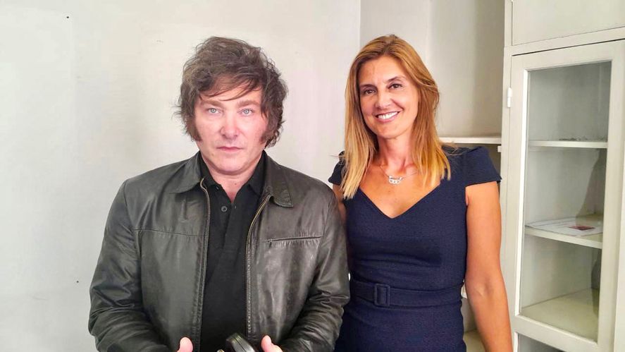 Celeste Arouxet, concejala de Olavarría junto a Javier Milei