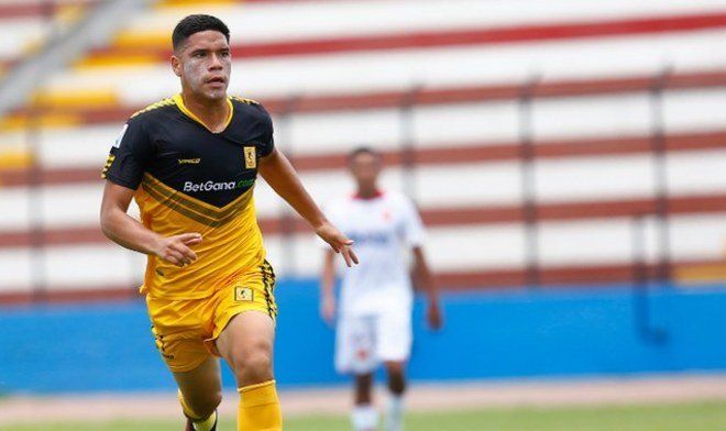 Yuriel Celi con la camiseta de la Academia Cantolao.