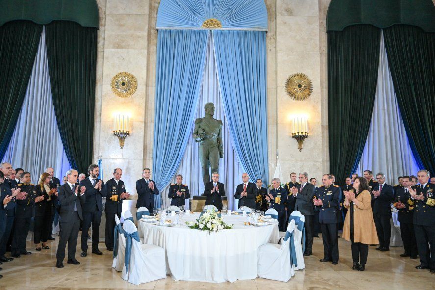 Alberto Fernández, junto a su círculo de funcionarios más cercanos, participó de la cena anual de Camaradería de las Fuerzas Armadas. Alberto Fernández, junto a su círculo de funcionarios más cercanos, participó de la cena anual de Camaradería de las Fuerzas Armadas.