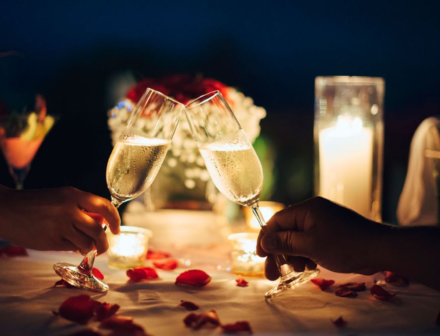 Se puede elegir uno o varios platos y decorar la mesa con flores y velas para que parar un buen momento en pareja.