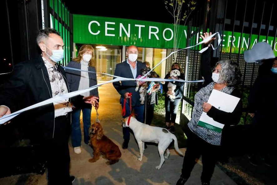 Mario Secco, intendente de Ensenada, inauguró el Centro Veterinario Municipal, un espacio que brindará atención pública y gratuita para animales y se convertirá en el primero de la región.