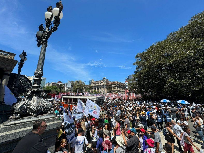 La CGT y los movimientos sociales salieron a la calle contra el DNU de Milei