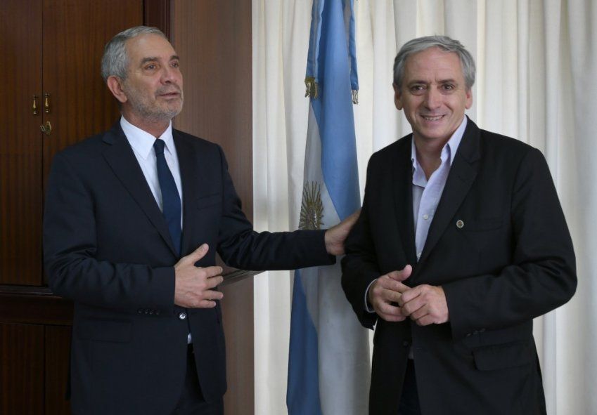 El intendente de Chascomús, Javier Gastón, junto al ministro de Justicia, Julio Alak
