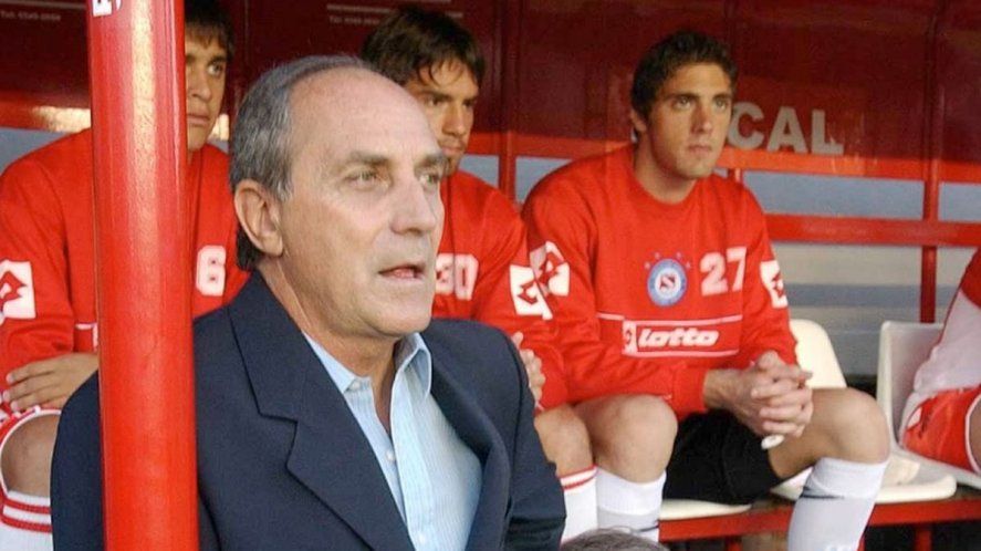 Los mediados del 2020 llegarón con el anuncio de la muerte de Sosa, que dirigió en 6 temporadas en el Diego Maradona.