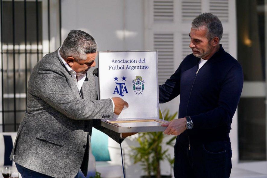 Chiqui Tapia, presidente de la AFA, junto a Gabriel Pellegrino en Gimnasia