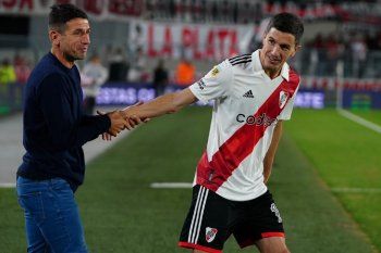 Sebastián Romero, técnico de Gimnasia, junto a Nacho Fernández en la visita a River